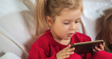 Dziecko uzależnione od smartfona